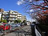 周辺：敷地南側の前面道路