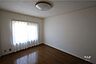 その他：洋室6.0帖。全室洋室仕様で、6帖以上の広さがございます。こちらの部屋には収納が付いています。