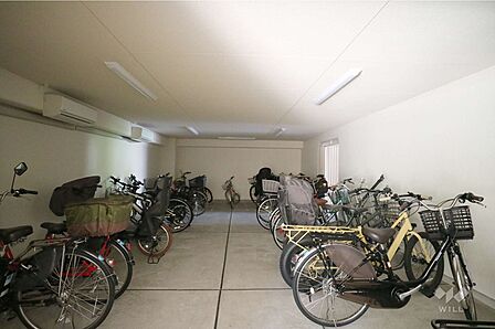 駐輪場。建物内に駐車スペースがございますので、雨風で自転車が痛む心配がございません。