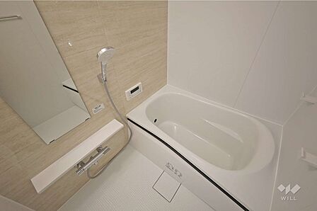 浴室。2026年7月にユニットバスを新調済みです。浴室乾燥機付きですので、雨の日のお洗濯にも困りません。［2026年7月30日撮影］