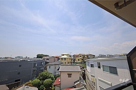 バルコニーからの眺め（南西方向）目の前の建物とは距離がございますので、日当たりや視線に大きな影響はございません。［2026年7月30日撮影］