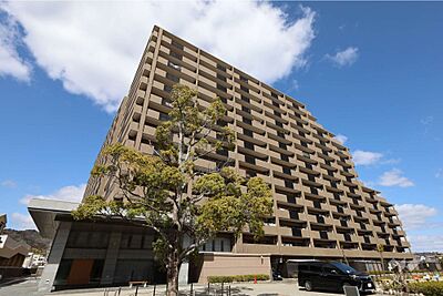外観:コスモ箕面ガーデンフォルムの外観(南西側から)オートロック付き、ペット飼育可のマンション! 外観:コスモ箕面ガーデンフォルムの外観(南西側から)オートロック付き、ペット飼育可のマンション!