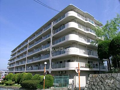 外観：西緑ヶ丘スカイハイツの外観（南東側から）大阪モノレール線「少路駅」より徒歩10分！徒歩1分の場所にバス停があり、千里中央駅や豊中駅へのアクセスも可能です。