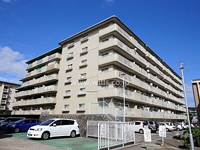 外観：桃山台レックスマンションの外観（南西側から）。北大阪急行線「桃山台」駅徒歩10分。1972年10月築。総戸数105戸の分譲マンションです。