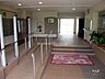 エントランス：エントランスホール。阪急宝塚線「豊中」駅バス17分、バス停より徒歩2分。1978年1月築。総戸数115戸の分譲マンションです。
