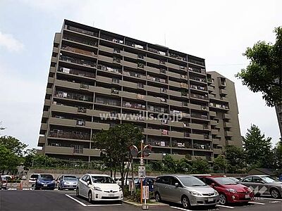 外観:千里中央パークヒルズB棟の外観(南西側から)。北大阪急行線「千里中央」駅徒歩18分。1983年2月築。総戸数1098戸の大型分譲マンションです。 外観:千里中央パークヒルズB棟の外観(南西側から)。北大阪急行線「千里中央」駅徒歩18分。1983年2月築。総戸数1098戸の大型分譲マンションです。