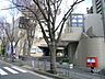 その他：店舗も入った管理棟。北大阪急行線「千里中央」駅徒歩18分。1983年2月築。総戸数1098戸の大型分譲マンションです。