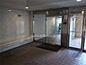 エントランス：エントランスはオートロック付きです。阪急宝塚線「曽根」駅徒歩20分。1990年4月築。総戸数16戸の分譲マンションです。