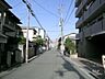 その他：周辺は一戸建てが中心に立ち並ぶ住宅地。阪急宝塚線「服部天神」駅徒歩8分。1994年3月築。総戸数50戸の分譲マンションです。