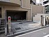 その他：駐車場の入り口にはロボットゲートが設置されています。北大阪急行線「千里中央」駅徒歩9分。1998年7月築。総戸数9戸の分譲マンションです。