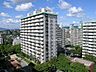 その他：敷地内は緑豊かです。左からB棟、奥がD棟、右がC棟。阪急千里線「南千里」駅徒歩13分。1982年2月築。総戸数596戸の分譲マンションです。