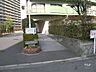 外観：敷地入り口エントランスへ続く道です。