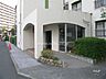 エントランス：エントランス外観です。屋根がついているので雨の日も安心です。
