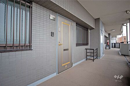 物件の玄関おしゃれな扉が、シンプルな玄関を素敵に魅せてくれます。
