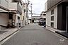 外観：物件の西側前面道路（南側から）［2025年11月27日撮影］