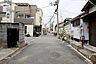外観：物件の北側前面道路（東側から）［2025年11月27日撮影］