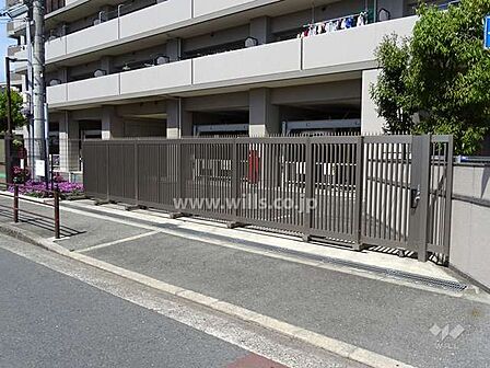 駐車場入り口(ゲート付き)