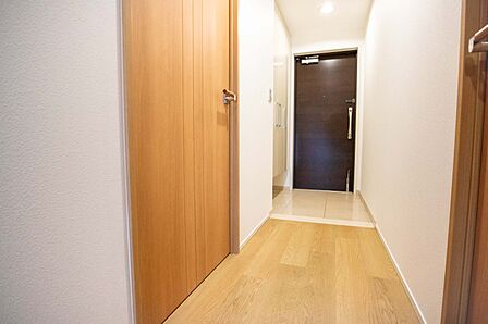 玄関。家族全員の靴を余裕に収納できるシューズボックスが完備、玄関がすっきりと片付けます。［2026年4月9日撮影］