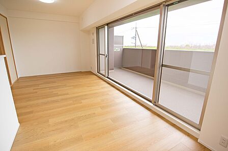 LDK約13帖。家族の時間が自然と増える、ゆとりのリビングです。［2026年4月9日撮影］