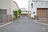 外観：物件の西側前面道路（南側から）［2026年4月24日撮影］