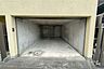 駐車場：駐車スペース。シャッター車庫のため、愛車が雨風にさらされません。電動シャッターで出し入れもお手軽です。