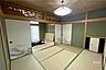 その他：1階和室6帖。二部屋つなげて広々とお使いいただくこともできます。一部箇所は堀込こたつになっています。