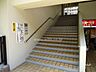 エントランス：エントランスホールへ上がる階段