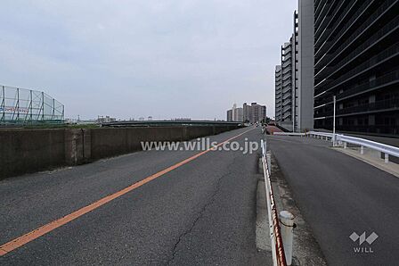敷地北側の前面道路(西側から)