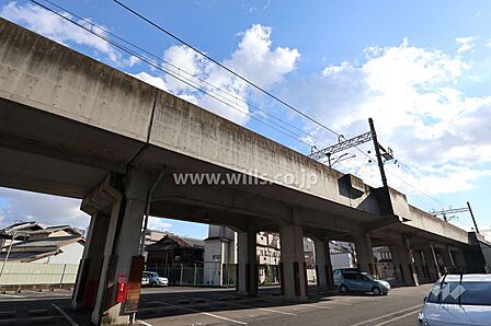 敷地のすぐ東側には阪急宝塚線の線路が走っています。