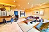 リビング/ダイニング：LDK窓から差し込む光がお部屋の雰囲気を明るくします。ソファーやダイニングテーブルを置いて家族の憩いの場としてゆっくり過ごすことができます。