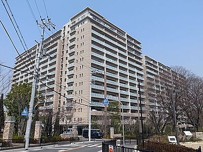 外観：ミリカ・ヒルズの外観（南側から）左からA棟（南西向き）、B棟（南東向き）、C棟（南東向き）です。