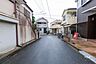 外観：物件の南西側前面道路（南東側から）［2026年9月29日撮影］
