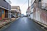 外観：物件の南西側前面道路（北西側から）［2026年9月29日撮影］