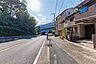 外観：物件の南側前面道路（東側から）［2026年10月6日撮影］