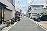 外観：物件の北西側前面道路（西側から）［2025年12月23日撮影］