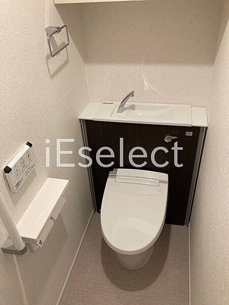 画像14:温水洗浄便座付きのトイレです