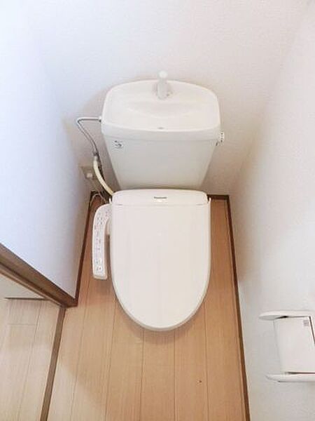 画像12:温水洗浄付きトイレです。