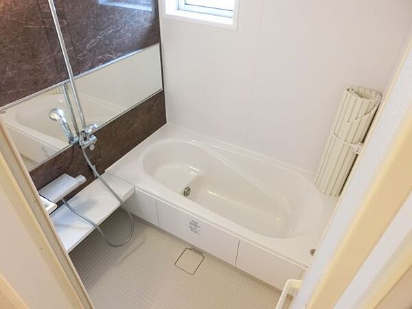 画像5:ゆったりとした一坪の浴室、窓も付いてます