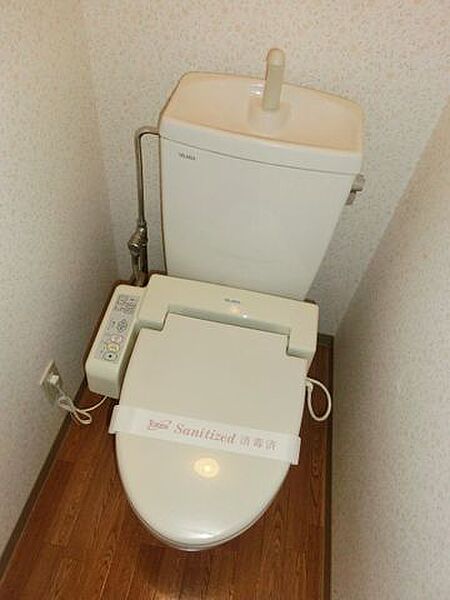 画像9:温水洗浄便座付きのトイレ