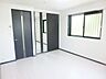 室内：バルコニー側からの居室です