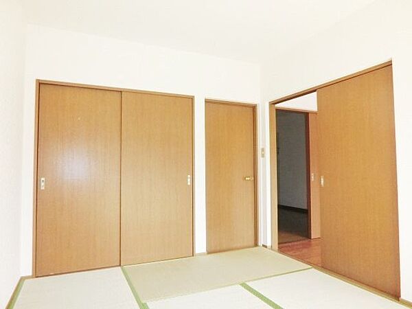 画像15:お部屋に収納があるので広々使えますね