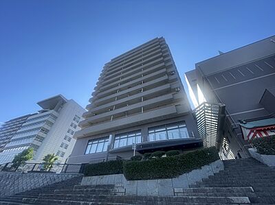 外観：街並みに美しく映える、モダンなデザインの外観です。