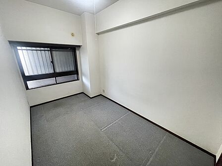 【洋室】玄関側に位置する落ち着いた洋室。クローゼット完備で、寝室や子ども部屋にぴったりです。