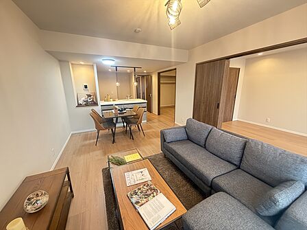 リビングとダイニングがつながる開放的な室内です。家具の配置を考えるのも楽しそうです。