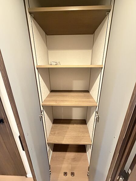 可動棚の付いた廊下収納。日用品や小物を分けてしまえます。掃除機等の収納にもぴったりです。