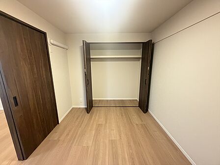 奥行のある収納完備の洋室。LDKに隣接しているお部屋です。