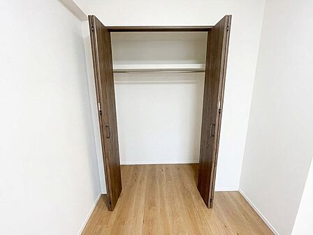 洋室内の収納を開けた状態です。棚板とハンガーパイプが確認できます。