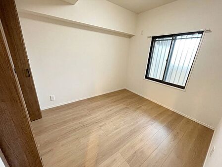 木目調の床が広がる洋室です。お子さまの一人部屋にも喜ばれます。
