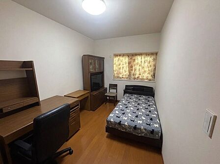 【洋室】北側洋室はお子様のお部屋にぴったりな広さ。※AIにて家具以外の小物類を削除加工しております