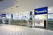 トモズ横浜ベイクォーター店 徒歩2分。かぜ薬や衛生用品、化粧品や食料品まで幅広く揃うドラッグストアが徒歩圏内にあり、急な体調不良や日用品の買い足しにも安心です。 110m